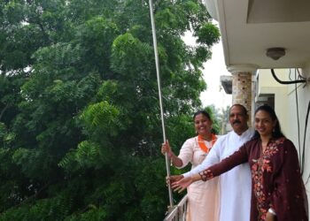 मंत्री डॉ. विजयकुमार गावीत व खा. डॉ. हिना गावीत यांनी फडकविला घरावर ध्वज