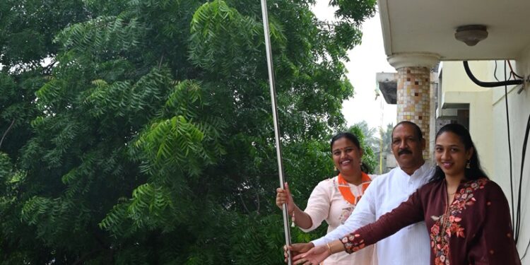 मंत्री डॉ. विजयकुमार गावीत व खा. डॉ. हिना गावीत यांनी फडकविला घरावर ध्वज