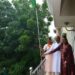 मंत्री डॉ. विजयकुमार गावीत व खा. डॉ. हिना गावीत यांनी फडकविला घरावर ध्वज