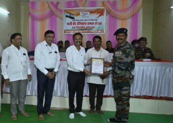 माजी सैनिकांना कृतज्ञता सन्मानपत्र देऊन गौरव तर गरजू ७५ विद्यार्थ्यांना ४५० वह्या वाटप, हिंदु सेवा सहाय्य समितीचा स्तुत्य उपक्रम