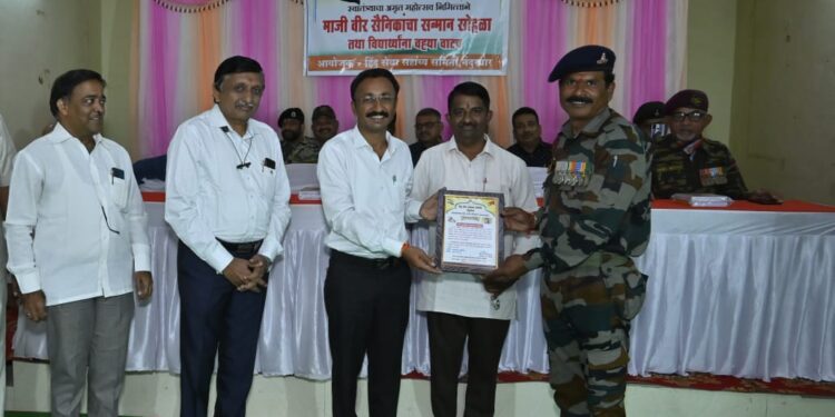 माजी सैनिकांना कृतज्ञता सन्मानपत्र देऊन गौरव तर गरजू ७५ विद्यार्थ्यांना ४५० वह्या वाटप, हिंदु सेवा सहाय्य समितीचा स्तुत्य उपक्रम