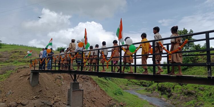 मान गये एसपीसाहेब : काल्लेखेतपाडा येथील ‘सेतू’ चे उद्घाटन, पोलीस दलाच्या वतीने बांधला लोखंडी पूल