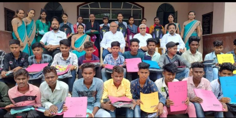 साने गुरुजी कनिष्ठ महाविद्यालयातील २५० विद्यार्थ्यांना शैक्षणिक साहित्य वाटप