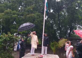 भालेर येथील कन्या विद्यालयात विजय भास्करराव पाटील यांच्या हस्ते ध्वजारोहण