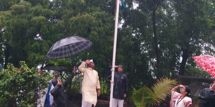 भालेर येथील कन्या विद्यालयात विजय भास्करराव पाटील यांच्या हस्ते ध्वजारोहण