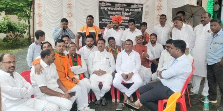 नवापूर पालिकेच्या भ्रष्टाचाराविरुद्ध भाजपा तालुकाध्यक्ष भरत गावीत यांचे उपोषण कारवाईच्या आश्वासनानंतर तूर्त मागे
