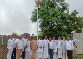 हिरा प्रतिष्ठान शैक्षणिक संस्थेच्या वतीने स्वातंत्र्याच्या अमृतमहोत्सव निमित्त ध्वजारोहण व सांस्कृतिक कार्यक्रम