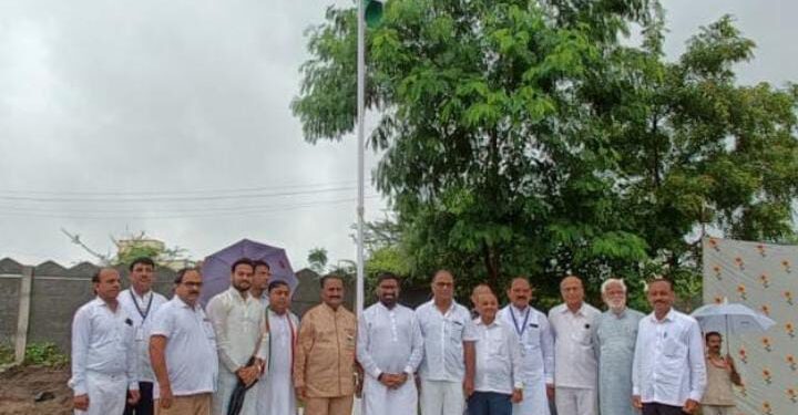 हिरा प्रतिष्ठान शैक्षणिक संस्थेच्या वतीने स्वातंत्र्याच्या अमृतमहोत्सव निमित्त ध्वजारोहण व सांस्कृतिक कार्यक्रम