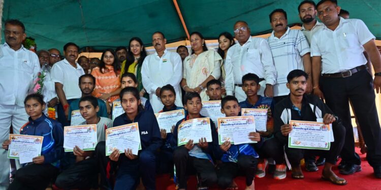 ना.डॉ.विजयकुमार गावीतांच्या वाढदिवसानिमित्त मॅरेथॉन स्पर्धा, सुमारे ५०० खेळाडूंचा सहभाग