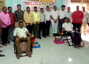 रक्तदानातून भारतीय स्वातंत्र्याचा अमृत महोत्सव साजरा, रक्त फाऊंडेशन एक वटवृक्ष व जिल्हा साप्ताहिक वृत्तपत्र संघटनेचा उपक्रम