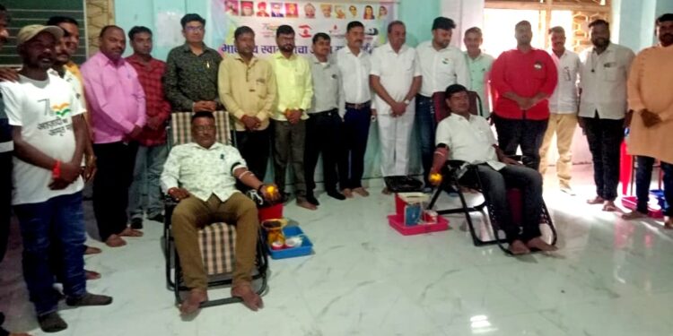 रक्तदानातून भारतीय स्वातंत्र्याचा अमृत महोत्सव साजरा, रक्त फाऊंडेशन एक वटवृक्ष व जिल्हा साप्ताहिक वृत्तपत्र संघटनेचा उपक्रम