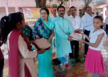 रौप्यमहोत्सवी रक्षाबंधन निमित्त विद्यार्थ्यांना शैक्षणिक साहित्य वाटप