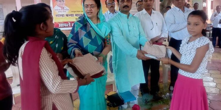 रौप्यमहोत्सवी रक्षाबंधन निमित्त विद्यार्थ्यांना शैक्षणिक साहित्य वाटप