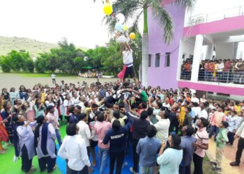 पी.जी पब्लिक स्कूलमध्ये दहीहंडीची धूम, रास दांडियात विद्यार्थी दंग