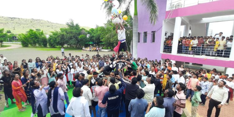 पी.जी पब्लिक स्कूलमध्ये दहीहंडीची धूम, रास दांडियात विद्यार्थी दंग