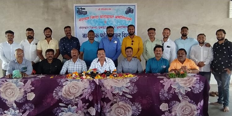 जागतिक छायाचित्रण दिनानिमित्त संयुक्तरीत्या कॅमेरा पूजन