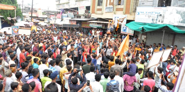 नंदुरबारात ९ व्यायाम शाळेच्या गोविंदा पथकाने फोडली दहीहंडी