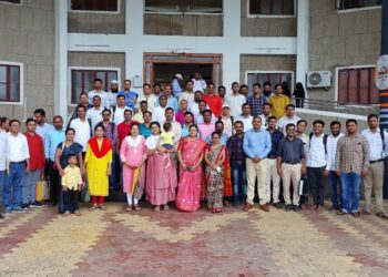 प्रहार शिक्षक संघटनेतर्फे आंतरजिल्हा बदलीपात्र शिक्षकांना पेढे वाटून आनंदोत्सव