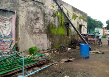 रजाळ्यात वीज प्रवाह सुरु असलेला जीर्ण विद्युत खांब खालून तुटला,  सुदैवाने जीवितहानी टळली