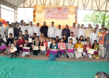 नंदुरबार शहर नाभिक समाज पंचमढी ट्रस्टतर्फे संत सेना महाराज पुण्यतिथी साजरी, 38 दात्यांचे रक्तदान; गुणवंत विद्यार्थ्यांचा गौरव