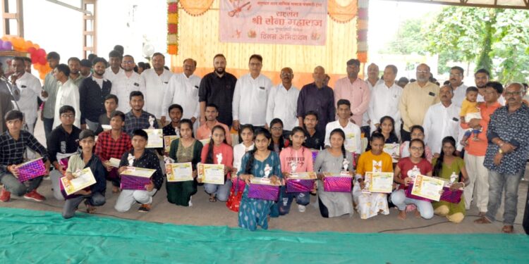 नंदुरबार शहर नाभिक समाज पंचमढी ट्रस्टतर्फे संत सेना महाराज पुण्यतिथी साजरी, 38 दात्यांचे रक्तदान; गुणवंत विद्यार्थ्यांचा गौरव