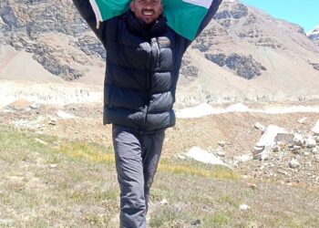 सातपुड्यातील आंतरराष्ट्रीय गिर्यारोहक अनिल वसावे याने पुन्हा केली ऐतिहासिक कामगिरी, १७ हजार फूट उंचीवर फडकवला तिरंगा