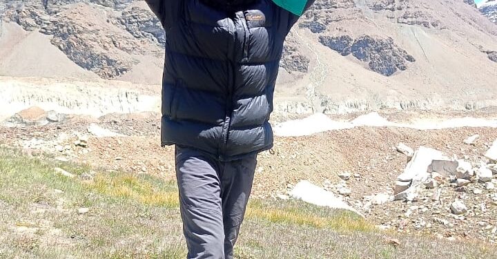सातपुड्यातील आंतरराष्ट्रीय गिर्यारोहक अनिल वसावे याने पुन्हा केली ऐतिहासिक कामगिरी, १७ हजार फूट उंचीवर फडकवला तिरंगा