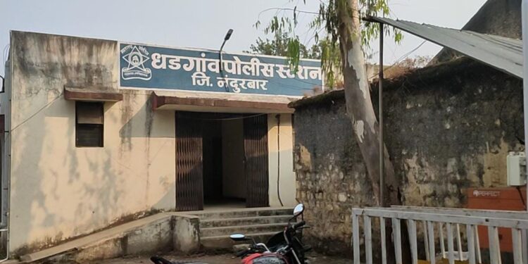 सिकलसेल पिडीत महिलेला मारहाण केल्याप्रकरणी पोलिस उपनिरीक्षकास एका कर्मचाऱ्याविरुद्ध गुन्हा दाखल