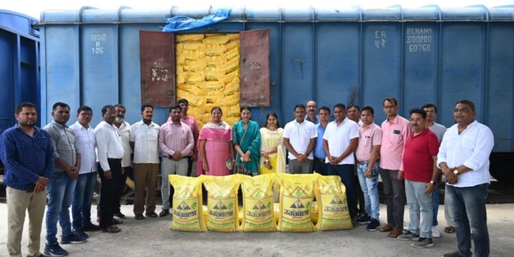 शेतकऱ्यांना मुबलक प्रमाणात युरिया उपलब्ध,  रेल्वे रॅक पॉइंटला भेटी प्रसंगी खा. डॉ. हिना गावित यांचे प्रतिपादन