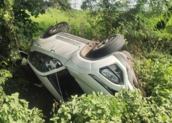 चारचाकी वरील ताबा सुटल्याने आर्टिकाचा झाला अपघात, दोन जण जखमी