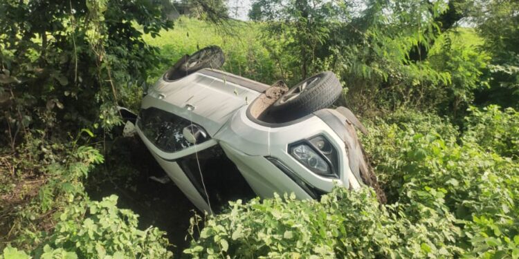 चारचाकी वरील ताबा सुटल्याने आर्टिकाचा झाला अपघात, दोन जण जखमी