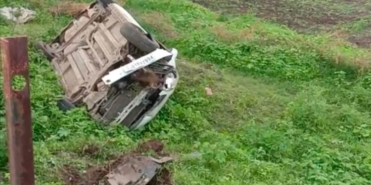 कार नदीत कोसळली, नंदूरबार येथील पाच जण जखमी