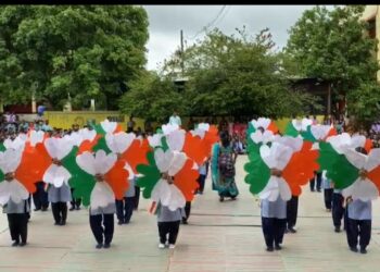 भारतीय स्वातंत्र्याच्या अमृतमहोत्सवानिमित्त एस. ए .मिशन हायस्कूल येथे देशभक्तीवर नृत्य