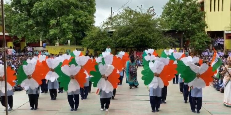 भारतीय स्वातंत्र्याच्या अमृतमहोत्सवानिमित्त एस. ए .मिशन हायस्कूल येथे देशभक्तीवर नृत्य