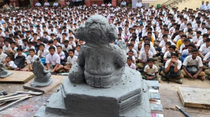 डी.आर.हायस्कूलमध्ये पर्यावरण पूरक गणेश मुर्ती कार्यशाळा