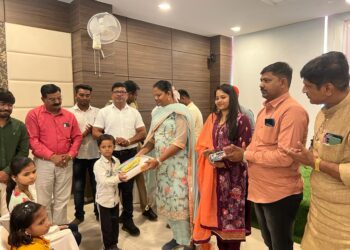 खा.डॉ.हिना गावीतांच्या हस्ते दिव्यांग विद्यार्थ्यांना गणवेश वाटप