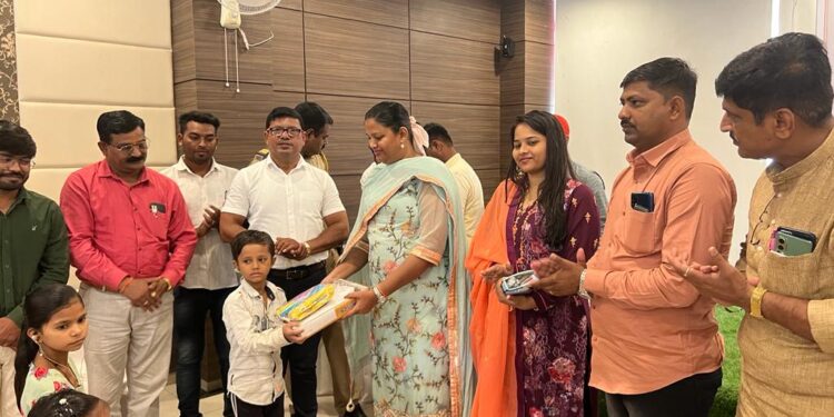 खा.डॉ.हिना गावीतांच्या हस्ते दिव्यांग विद्यार्थ्यांना गणवेश वाटप