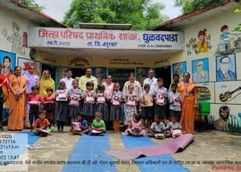 धुळवदपाडा शाळेत गटविकास अधिकाऱ्यांच्या हस्ते शैक्षणिक साहित्य वाटप