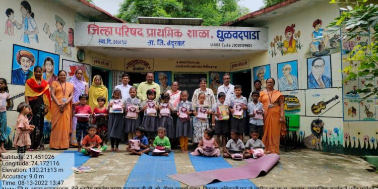 धुळवदपाडा शाळेत गटविकास अधिकाऱ्यांच्या हस्ते शैक्षणिक साहित्य वाटप