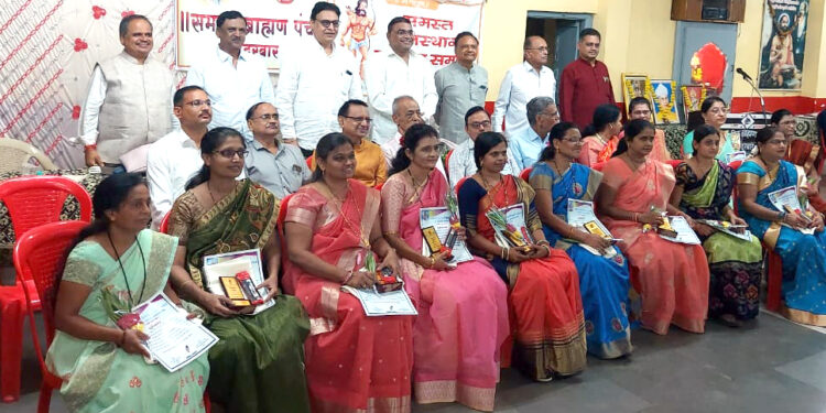 नंदुरबारला ब्राह्मण समाजातर्फे आदर्श शिक्षक गौरव पुरस्कार