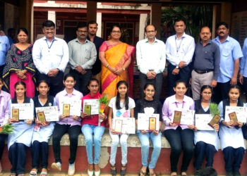 मिशन हायस्कूलमध्ये बक्षीस वितरण कार्यक्रम