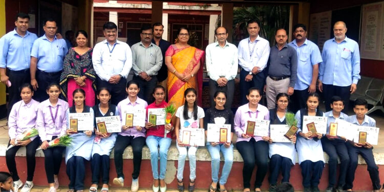 मिशन हायस्कूलमध्ये बक्षीस वितरण कार्यक्रम