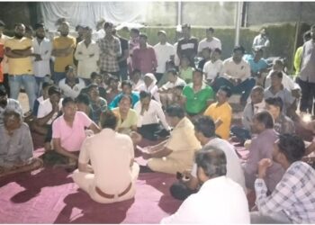 काठी येथे सर्पदंशाने विवाहित तरुणीचा वैद्यकीय अधिकाऱ्यांच्या हलगर्जीपणामुळे मृत्यू झाल्याचा आरोप करत नागरिकांचे ठिय्या आंदोलन