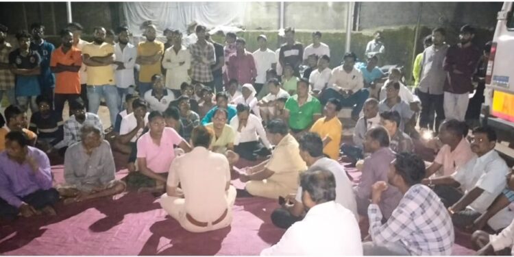 काठी येथे सर्पदंशाने विवाहित तरुणीचा वैद्यकीय अधिकाऱ्यांच्या हलगर्जीपणामुळे मृत्यू झाल्याचा आरोप करत नागरिकांचे ठिय्या आंदोलन