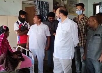 सर्पदंशाने मयत महिलेचा परिवाराला आ. ॲड. के.सी. पाडवी पाडवी यांच्या कडून आर्थिक  मदत, रिक्त पदांच्या प्रश्न सोडविण्यासाठी आंदोलनाचा दिला इशारा