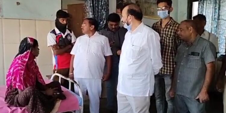 सर्पदंशाने मयत महिलेचा परिवाराला आ. ॲड. के.सी. पाडवी पाडवी यांच्या कडून आर्थिक  मदत, रिक्त पदांच्या प्रश्न सोडविण्यासाठी आंदोलनाचा दिला इशारा