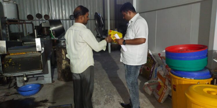 नंदूरबार व शहादा शहरात सव्वा दोन लाखाचे खाद्यपदार्थ जप्त, अन्न व औषध प्रशासन विभागाची कारवाई