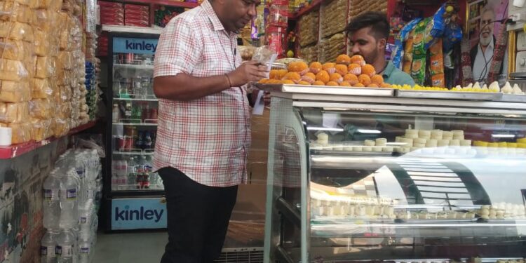 अन्न व औषध प्रशासनामार्फत नंदुरबार शहरातील मिठाई विक्रेत्यांवर कारवाई