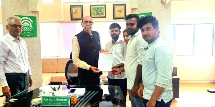 अरे बापरे: विद्यापीठाच्या तांत्रिक अडचणीमुळे तळोदा येथील एम.एस.डब्ल्यू. चे १०० टक्के विद्यार्थी नापास, अभाविप चे कुलगुरूंना निवेदन