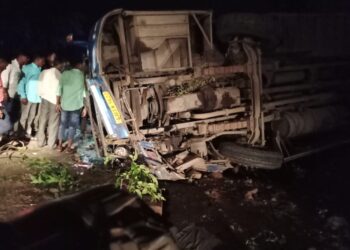 लक्झरी बसचा भीषण अपघात, चालक व 18 महिन्याच्या मुलीचा मृत्यू, ३० प्रवासी गंभीर जखमी